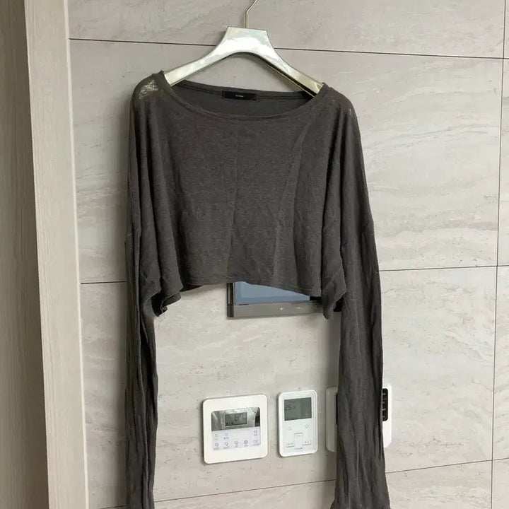 [BUNJANG] Lovemeow Charcoal Long Sleeve Crop T-shirt / 러브미우 차콜긴팔 크롭티
