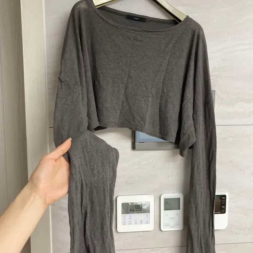 [BUNJANG] Lovemeow Charcoal Long Sleeve Crop T-shirt / 러브미우 차콜긴팔 크롭티