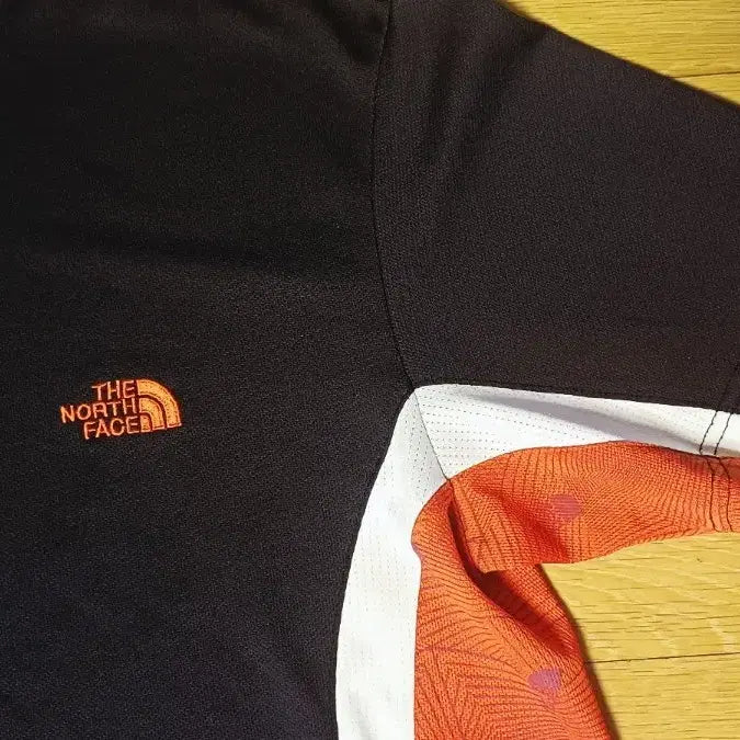 [BUNJANG] The North Face Short Sleeve T-Shirt Black Orange Pattern / 노스페이스 반팔 티셔츠 블랙 오렌지 패턴