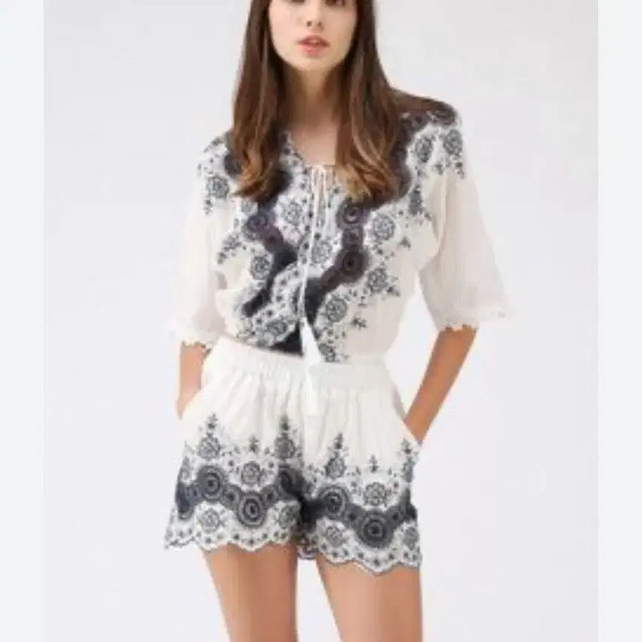 [BUNJANG] Embroidered Blouse and Shorts Set / 자수 블라우스 팬츠 반바지 세트 셋업