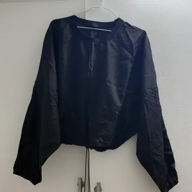 [BUNJANG] Black Cropped Nylon Swishy T-Shirt Sweatshirt / (새상품) 블랙 크롭 나일론 바스락 티셔츠 맨투맨