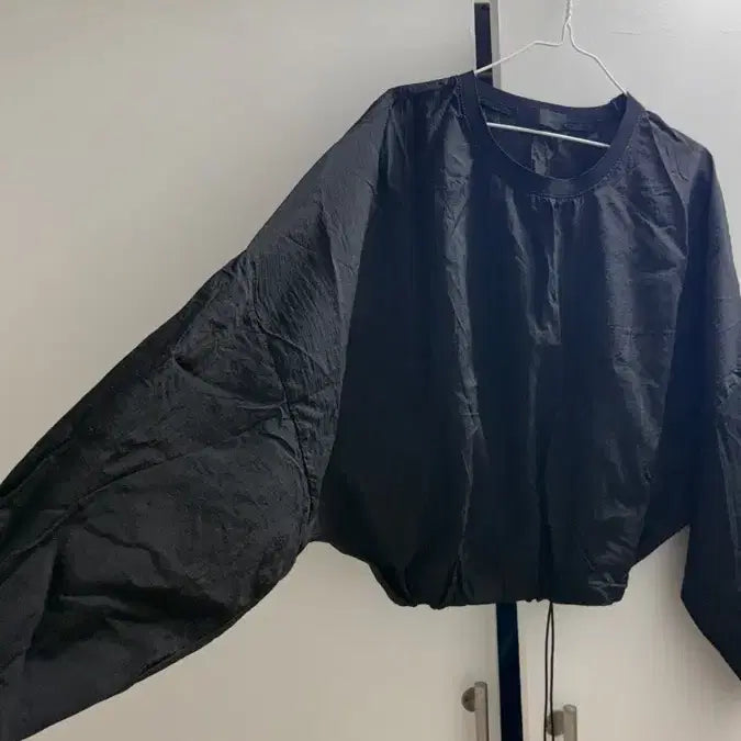 [BUNJANG] Black Cropped Nylon Swishy T-Shirt Sweatshirt / (새상품) 블랙 크롭 나일론 바스락 티셔츠 맨투맨