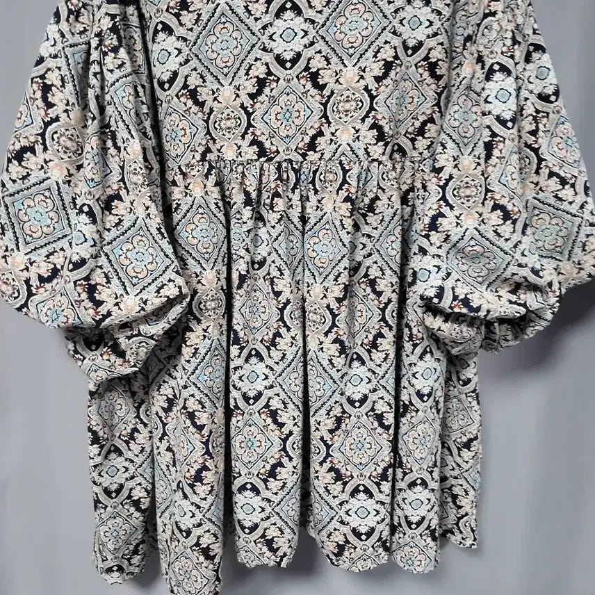 [BUNJANG] V-Neck Volume Sleeve Shirring Blouse / 브이넥 볼륨소매 셔링 블라우스