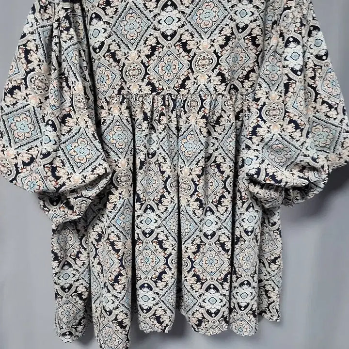 [BUNJANG] V-Neck Volume Sleeve Shirring Blouse / 브이넥 볼륨소매 셔링 블라우스