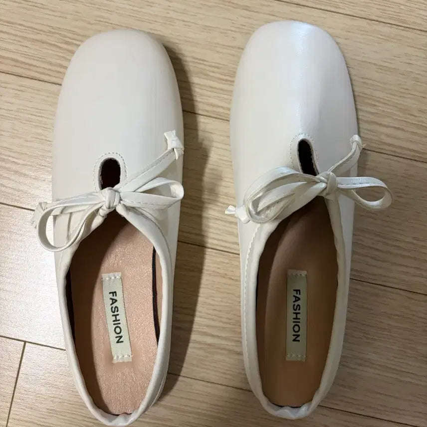 [BUNJANG] Ribbon Mules Loafers White 240mm / 리본 뮬 블로퍼 240mm