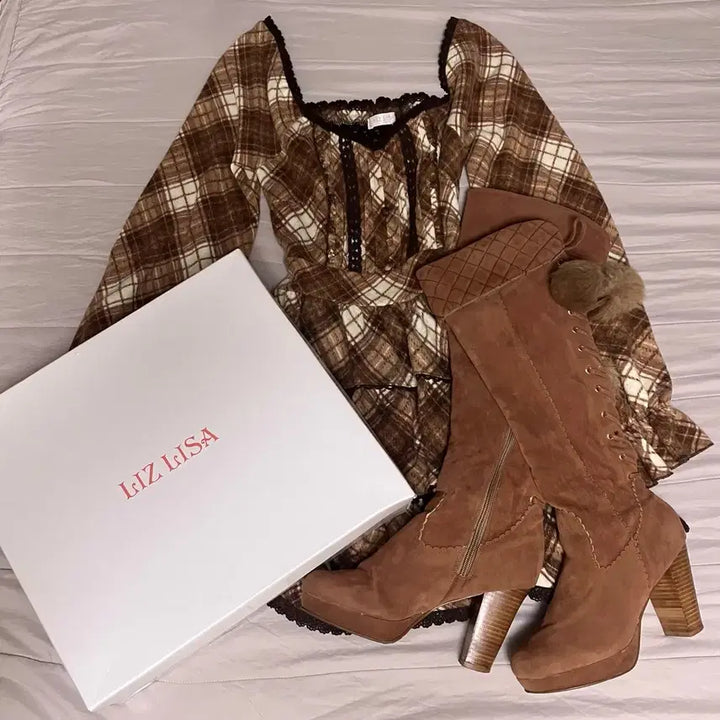 [BUNJANG] LIZLISA Classic Strawberry Chocolate Check One-Piece Dress &amp; Pom Pom Long Boots Bundle / 고전 리즈리사 대대장 딸기초코 체크 원피스 짜잔씨 폼폼이 롱부츠 일괄판매