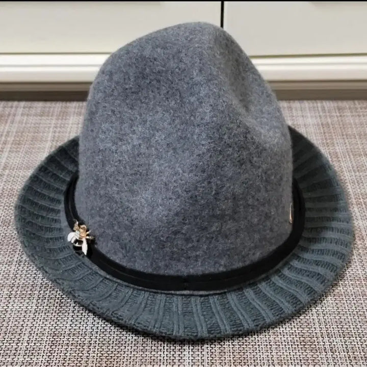 [BUNJANG] Grey Felt Wool Hat with Bee Embellishment / 그레이 펠트 울 모자 꿀벌 장식