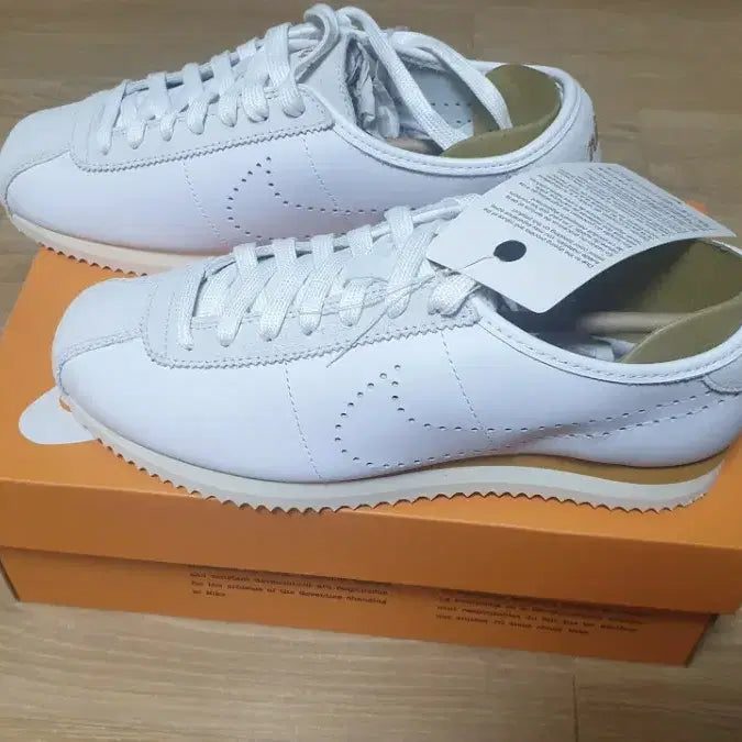 [BUNJANG] Nike Cortez White Suede Punching Logo Sneakers / 나이키 코르테즈 240 새상품 w NIKE CORTEZ LT