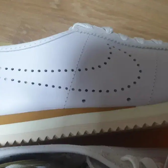 [BUNJANG] Nike Cortez White Suede Punching Logo Sneakers / 나이키 코르테즈 240 새상품 w NIKE CORTEZ LT