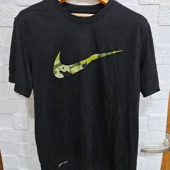 [BUNJANG] Nike Dri-FIT Black Camo Swoosh T-Shirt Size L / 나이키 드라이핏 반팔티 블랙 카모 스우시 L