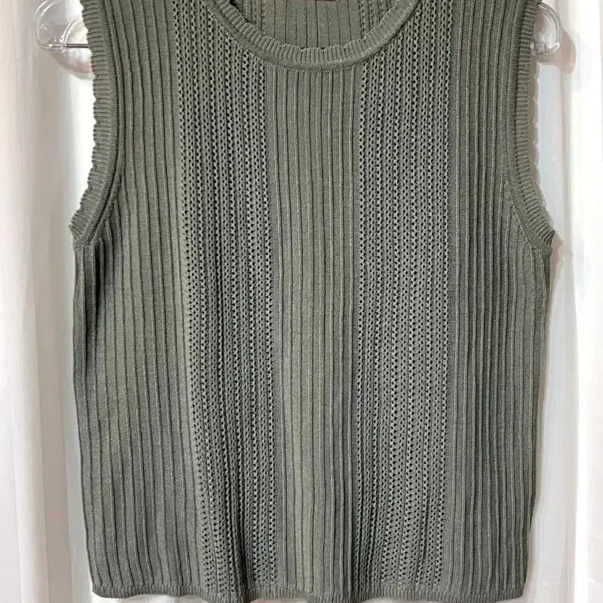 [BUNJANG] BETWEEN EIGHT Olive Knit Vest Free Size / (새상품) BETWEEN EIGHT 올리브 니트 조끼 FREE