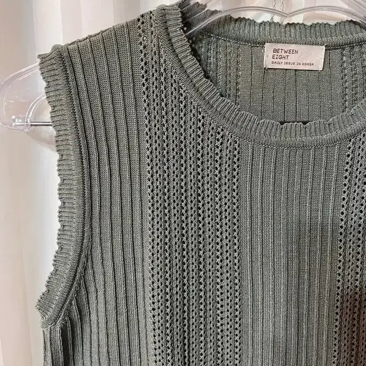 [BUNJANG] BETWEEN EIGHT Olive Knit Vest Free Size / (새상품) BETWEEN EIGHT 올리브 니트 조끼 FREE