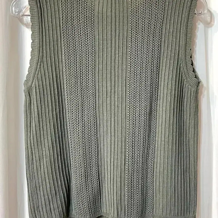 [BUNJANG] BETWEEN EIGHT Olive Knit Vest Free Size / (새상품) BETWEEN EIGHT 올리브 니트 조끼 FREE