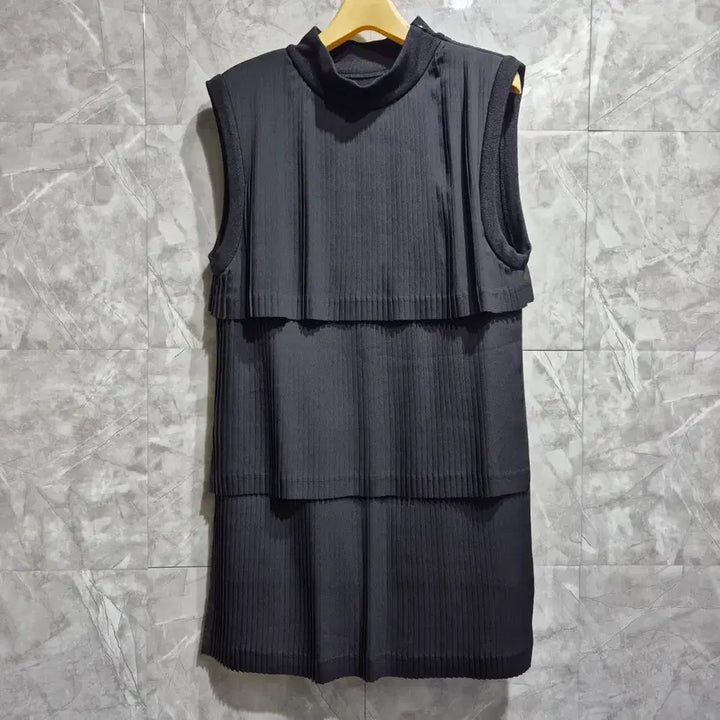 [BUNJANG] LUCKY CHOUETTE Layered Pleated Sleeveless Dress Black / 럭키슈에뜨  블랙 레이어드 플리츠 민소매 원피스