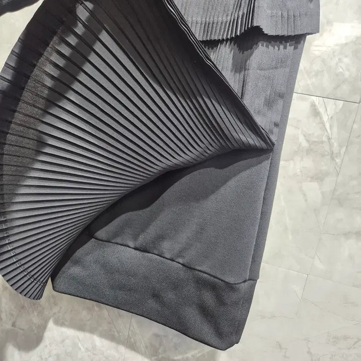 [BUNJANG] LUCKY CHOUETTE Layered Pleated Sleeveless Dress Black / 럭키슈에뜨  블랙 레이어드 플리츠 민소매 원피스