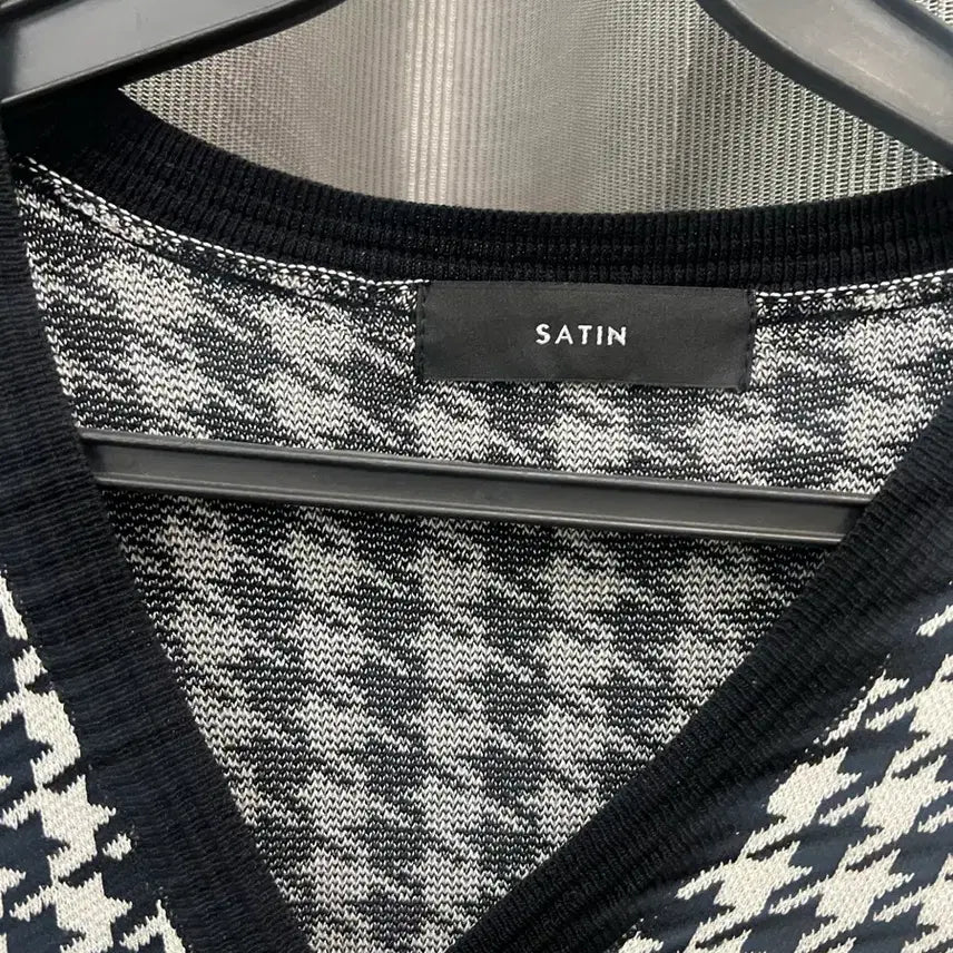 [SOLD OUT] SATIN 하운드투스 니트 원피스