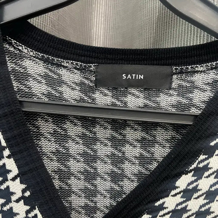 [SOLD OUT] SATIN 하운드투스 니트 원피스
