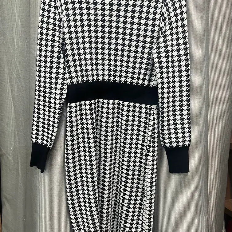 [SOLD OUT] SATIN 하운드투스 니트 원피스