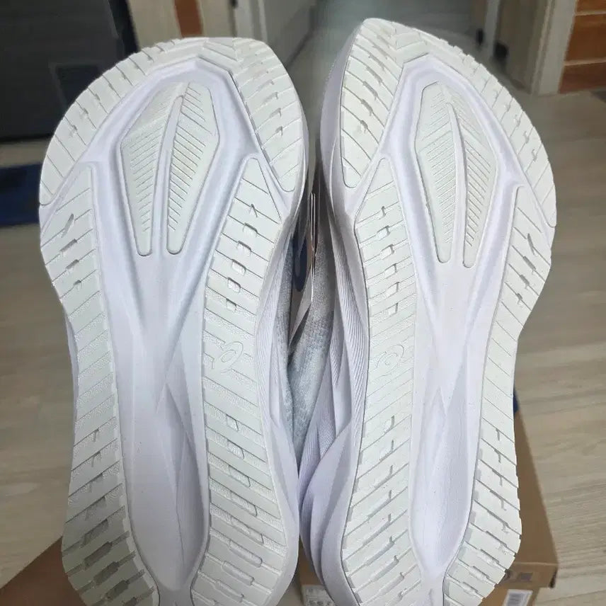 [BUNJANG] ASICS Novablast 5 Running Shoes White (250mm) / 노바블라스트5 250 화이트