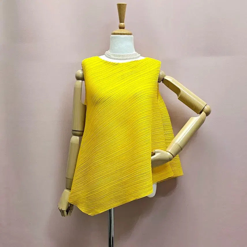 [BUNJANG] Yellow Pleated Diagonal Sleeveless Blouse / 옐로우 플리츠 사선 민소매 블라우스