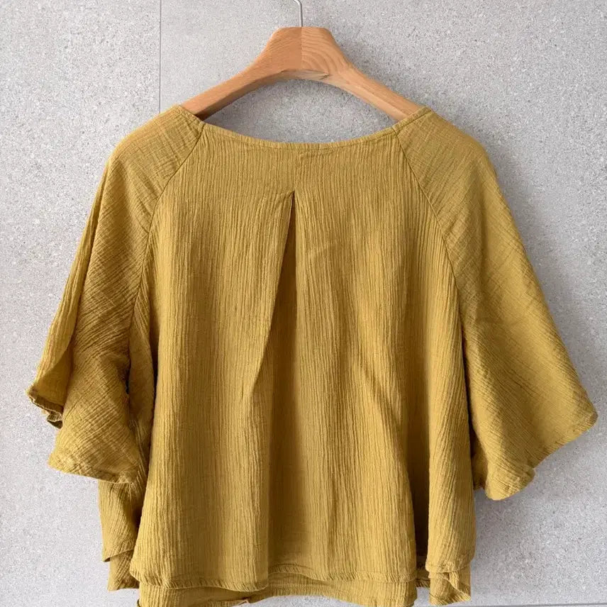 [BUNJANG] Mustard Shirring Gauze Cotton Cropped Blouse with Wing Sleeves / 머스타드 컬러 셔링 거즈면 블라우스 크롭 날개소매