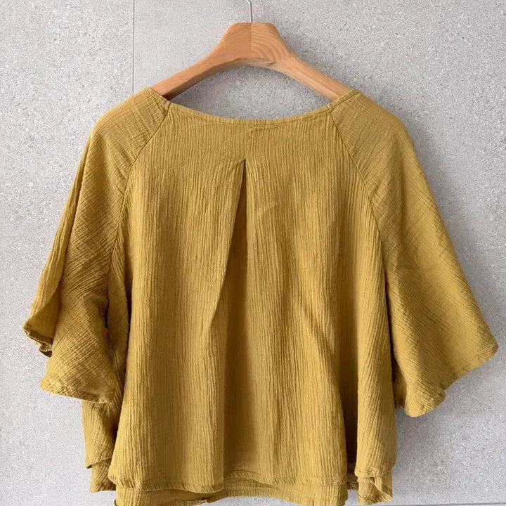 [BUNJANG] Mustard Shirring Gauze Cotton Cropped Blouse with Wing Sleeves / 머스타드 컬러 셔링 거즈면 블라우스 크롭 날개소매