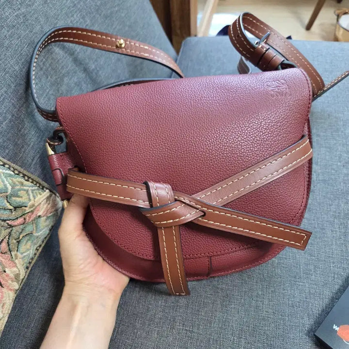 [SOLD OUT] 로에베 게이트백 스타일 버건디 크로스백 숄더백