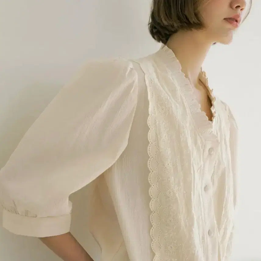 [BUNJANG] Lucirju Margaret Lace Blouse / 루시르주 마가렛 레이스 블라우스