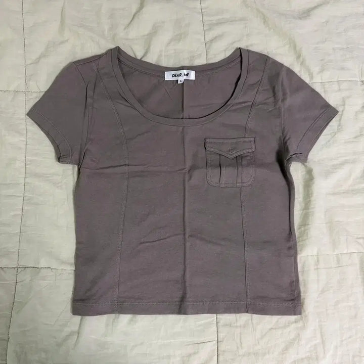 [BUNJANG] Dearmi Deep U-Neck Pocket T-Shirt Khaki / 디어미 딥 유넥 포켓 티셔츠 카키