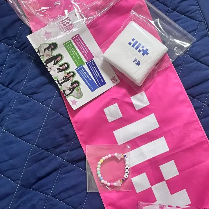 [BUNJANG] ILLIT Limited Edition University Festival Goods Bundle / 아일릿 한정판 잇츠미 대학축제 슬로선 가방 리스트밴드 물병 팔찌