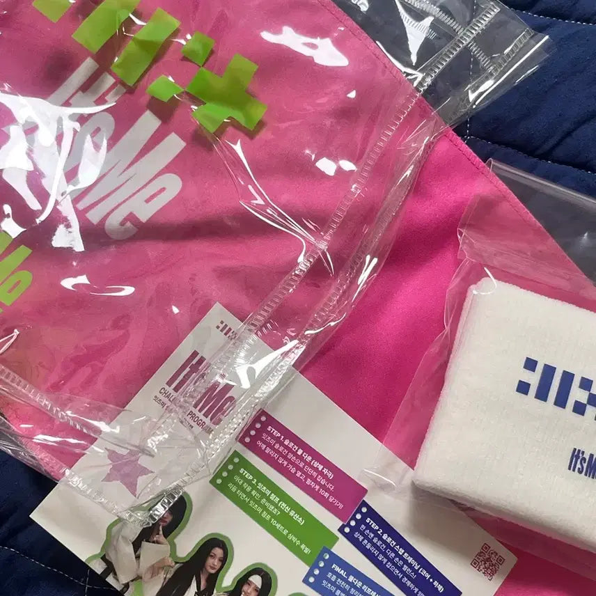 [BUNJANG] ILLIT Limited Edition University Festival Goods Bundle / 아일릿 한정판 잇츠미 대학축제 슬로선 가방 리스트밴드 물병 팔찌