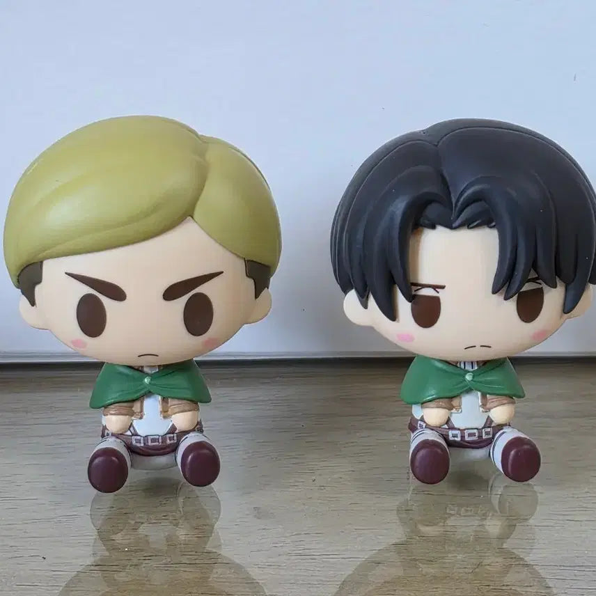 [BUNJANG] Attack on Titan Ichiban Kuji Chokonokko Figures: Erwin &amp; Levi / 진격의거인/진격거 이치방쿠지 벽밖의세계 초코노코 피규어: 엘빈, 리바이