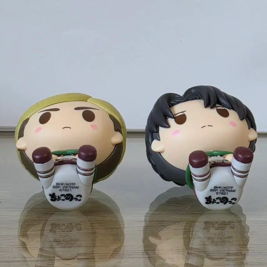 [BUNJANG] Attack on Titan Ichiban Kuji Chokonokko Figures: Erwin &amp; Levi / 진격의거인/진격거 이치방쿠지 벽밖의세계 초코노코 피규어: 엘빈, 리바이