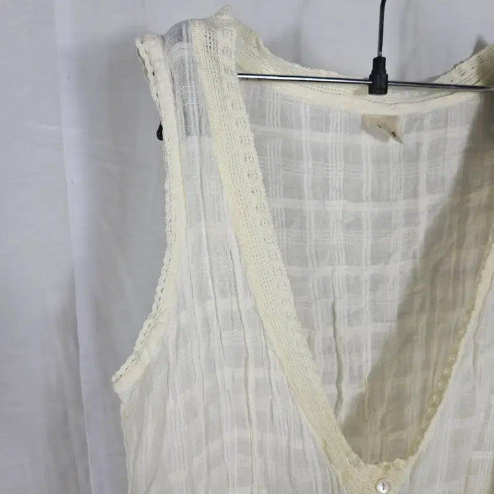 [BUNJANG] Axisfarm Vintage Lace Sleeveless Top / 엑시즈팜 빈티지 레이스 슬리브리스