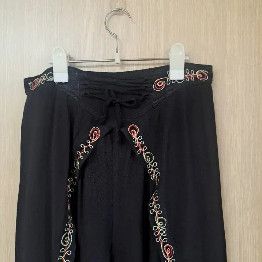 [SOLD OUT] 자수장식 블랙 와이드 할렘 팬츠
