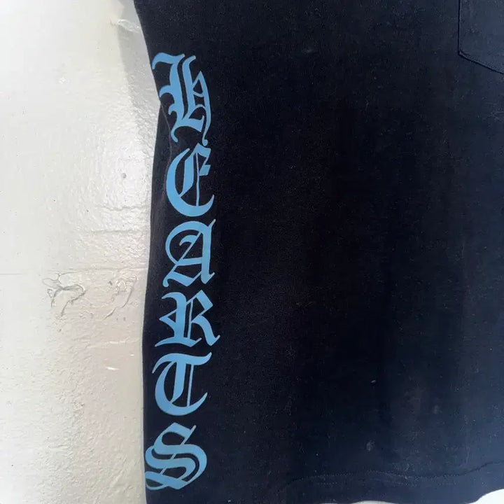 [BUNJANG] Chrome Hearts Blue Script Logo Pocket T-Shirt / 정품)크롬하츠 블루 스크립트 로고 포켓반팔