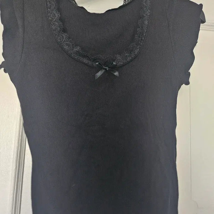 [BUNJANG] Lace Ribbon Short Sleeve T-Shirt (Black/White) / 캡내장 레이스 리본 블랙,화이트 반팔 티셔츠