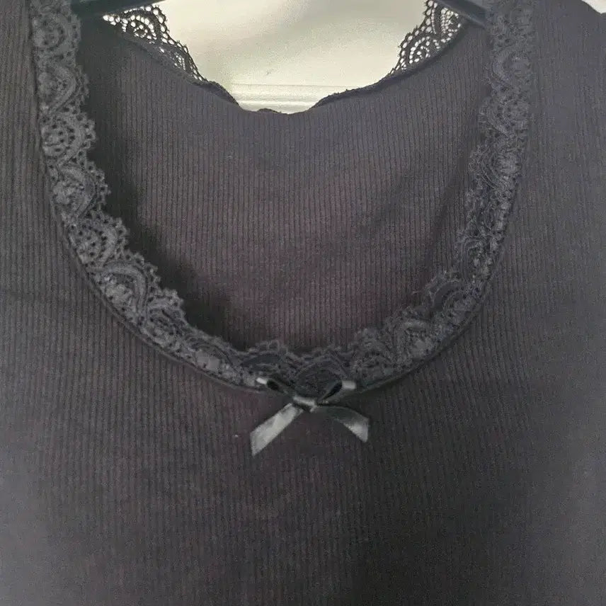 [BUNJANG] Lace Ribbon Short Sleeve T-Shirt (Black/White) / 캡내장 레이스 리본 블랙,화이트 반팔 티셔츠