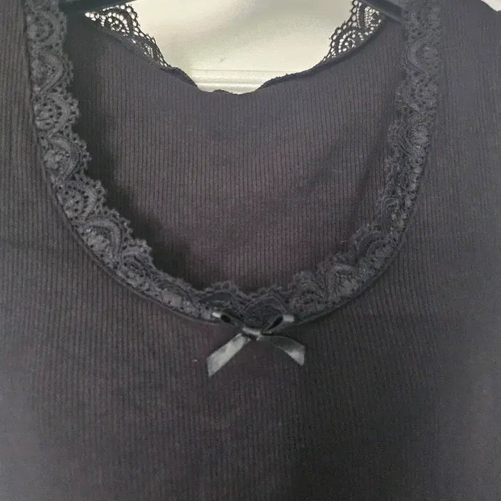 [BUNJANG] Lace Ribbon Short Sleeve T-Shirt (Black/White) / 캡내장 레이스 리본 블랙,화이트 반팔 티셔츠