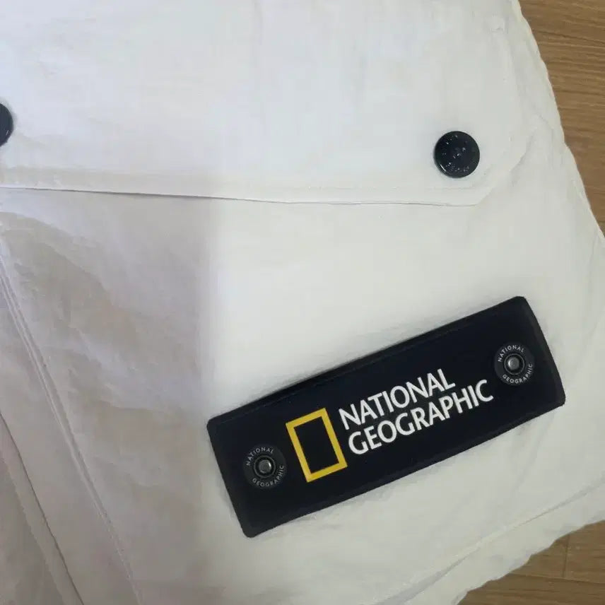 [BUNJANG] National Geographic White Puffer Vest with Detachable Hood / 내셔널지오그래픽 화이트 패딩 조끼 후드 탈부착