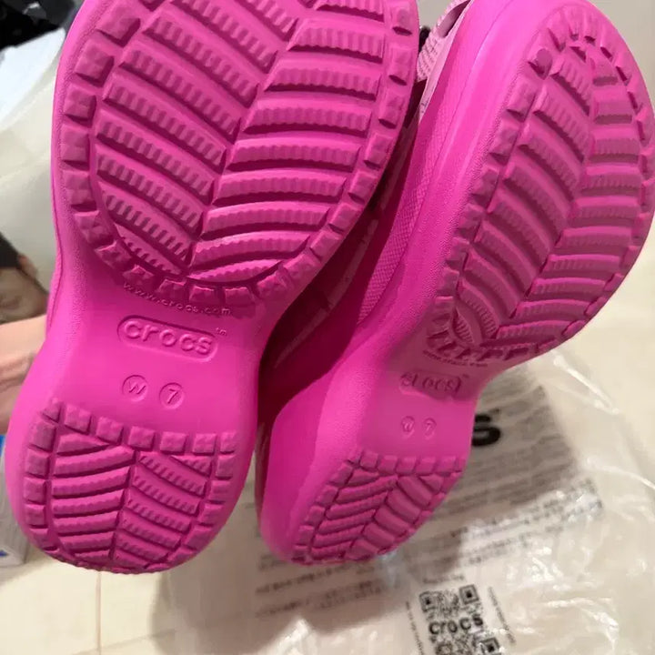 [BUNJANG] Crocs Hello Kitty Bay Clog Pink / 크록스 헬로키티 베이 클로그 핑크