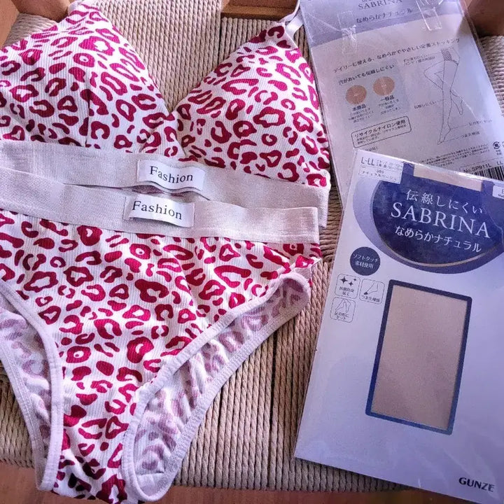 [BUNJANG] Leopard Print Lingerie Set with Sabrina Stockings / [ Fashion 레오파드 속옷 세트 + SABRINA 스타킹 ]