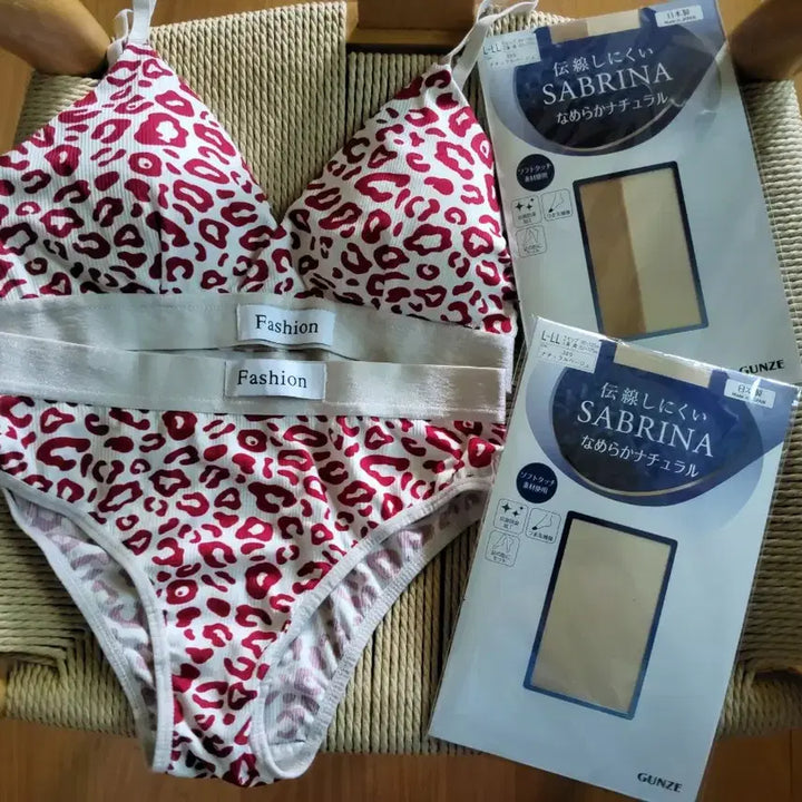 [BUNJANG] Leopard Print Lingerie Set with Sabrina Stockings / [ Fashion 레오파드 속옷 세트 + SABRINA 스타킹 ]