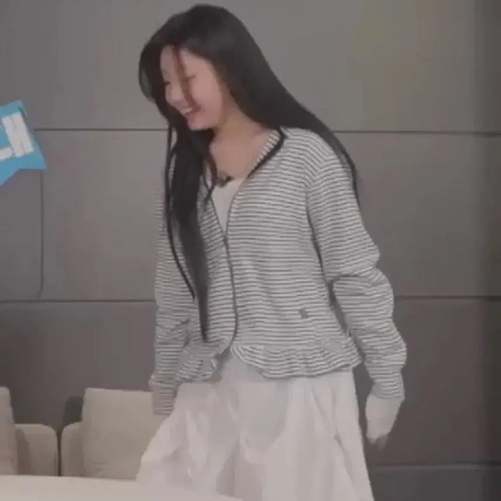 [BUNJANG] No Contents Frill Hoodie Zip-Up / 노컨텐츠 프릴 후드집업 원희 착용 >   .<