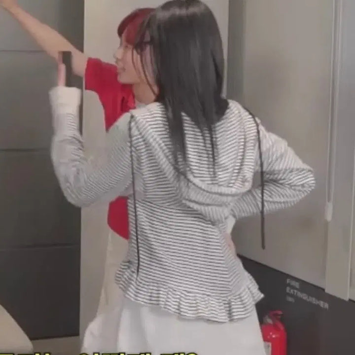 [BUNJANG] No Contents Frill Hoodie Zip-Up / 노컨텐츠 프릴 후드집업 원희 착용 >   .<