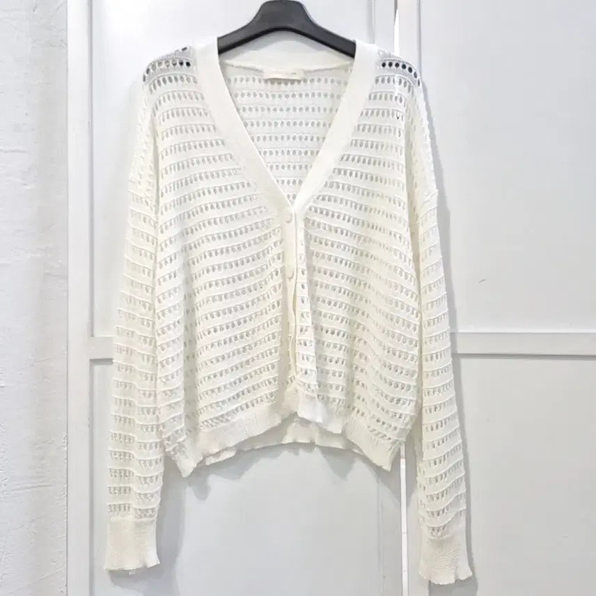 [BUNJANG] Plastic Island 25ss Punching Knit Cardigan / 25ss 플라스틱아일랜드 펀칭 니트 가디건