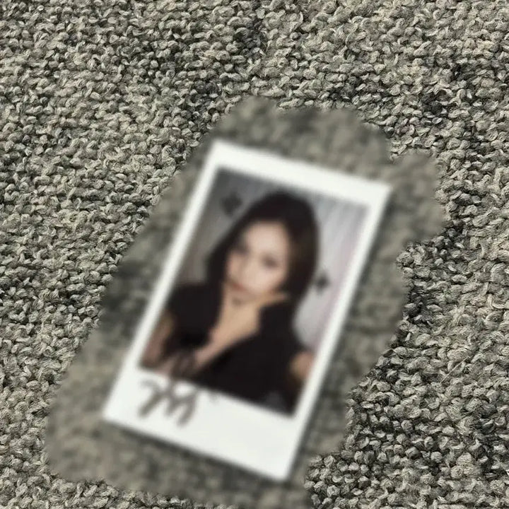 [BUNJANG] GFRIEND/Viviz Umji Autographed Polaroid (Casual Wear Version) / 여자친구/비비지 엄지 폴라로이드