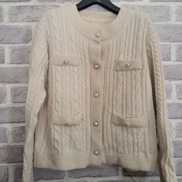 [BUNJANG] Ivory Pearl Button Cable Knit Cardigan / 아이보리 진주 버튼 케이블 가디건/알뜰한여우