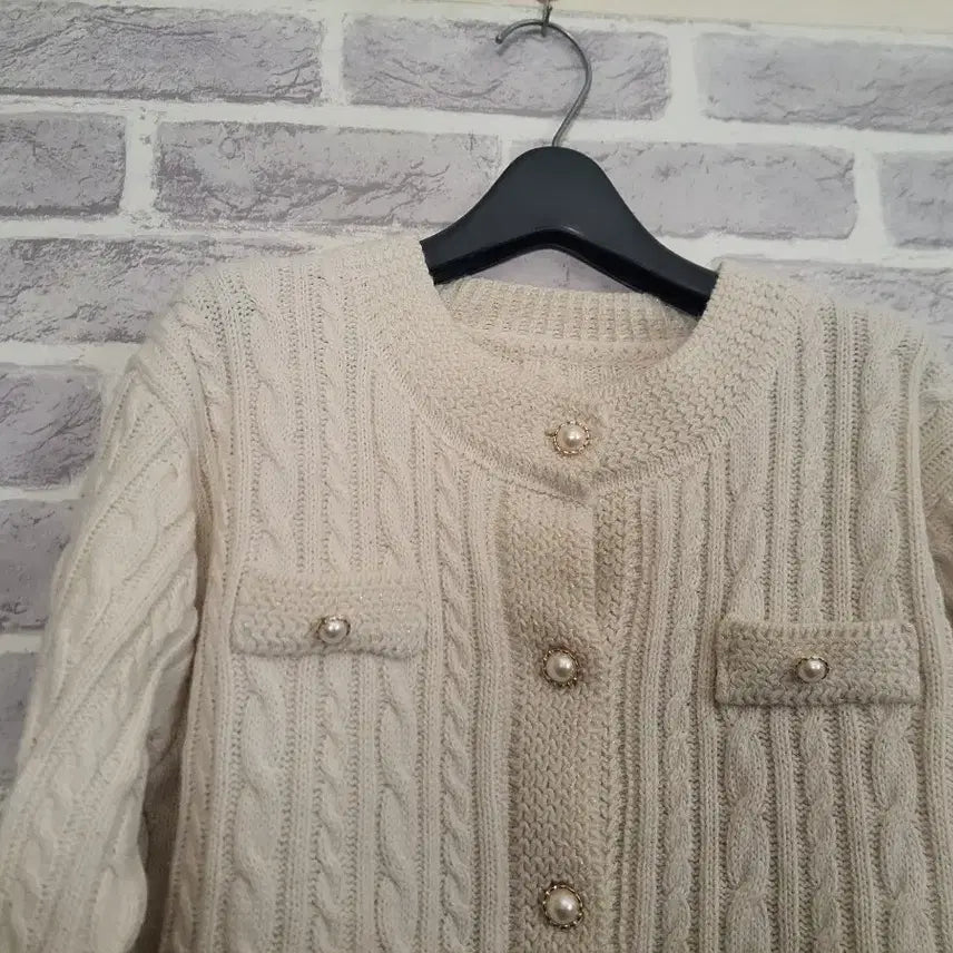 [BUNJANG] Ivory Pearl Button Cable Knit Cardigan / 아이보리 진주 버튼 케이블 가디건/알뜰한여우