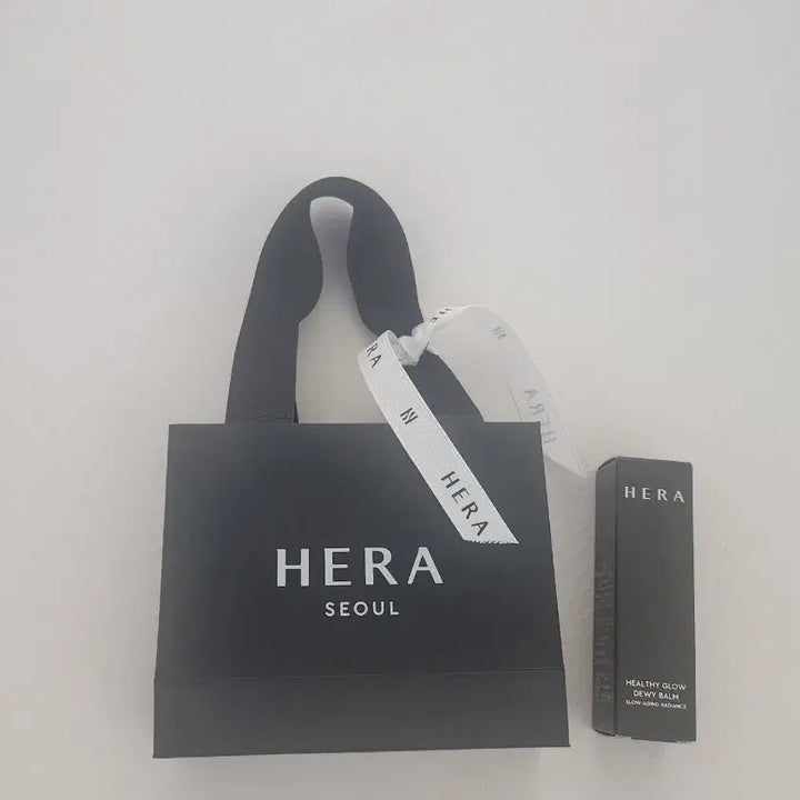 [BUNJANG] Hera Healthy Glow Dewey Balm Stick (New, Gift Wrapped) / 헤라 헬시 글로우 듀이밤 스틱 (선물포장 그대로인 새제품)
